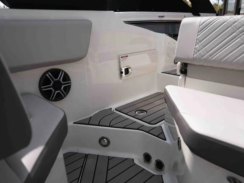 Slide: The Image of Sea Ray SDX 230 2026 - 20