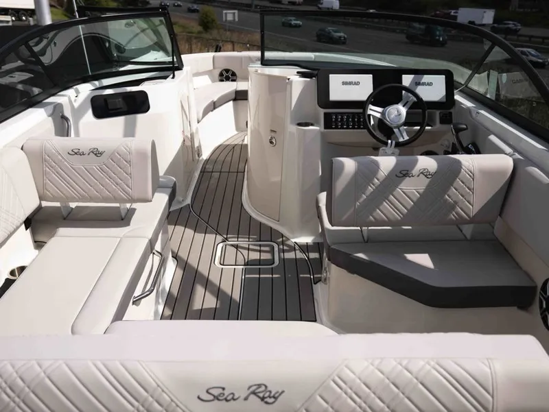 Slide: The Image of Sea Ray SDX 230 2026 - 4