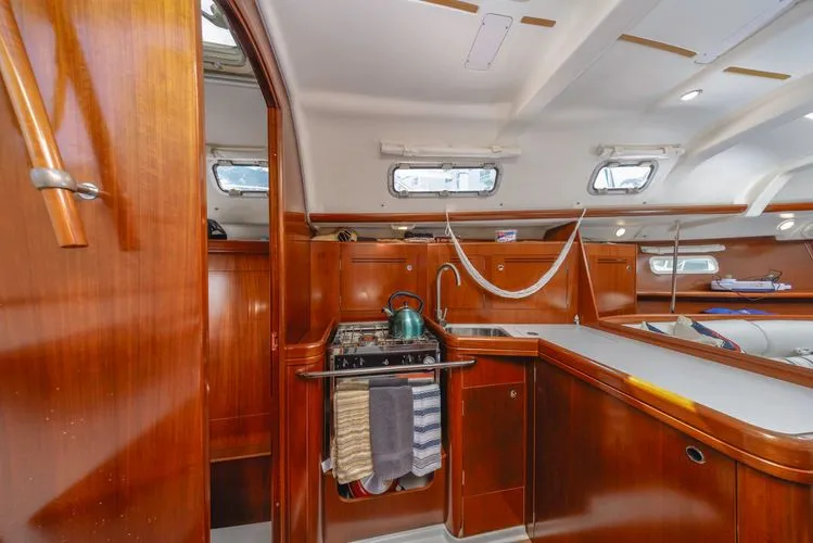 Slide: The Image of 2006 Beneteau 343 - Image 29 - 29