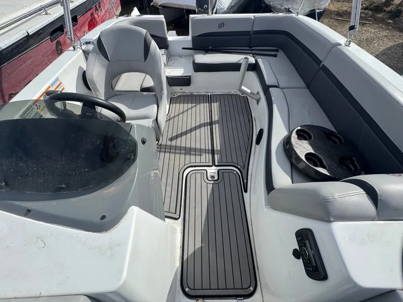 Slide: The Image of Hurricane SunDeck Sport 192 RLOB 2018 - 8