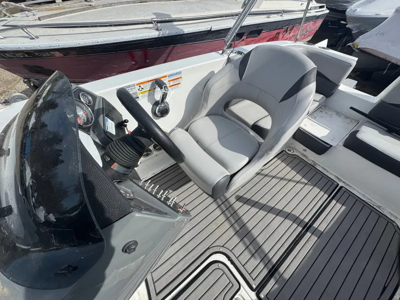 Slide: The Image of Hurricane SunDeck Sport 192 RLOB 2018 - 9