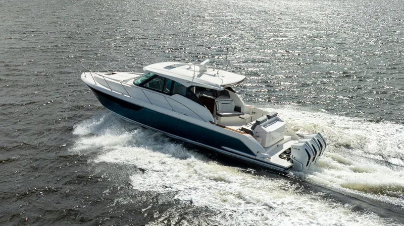 Slide: The Image of Tiara 43 LE 2021 - 16