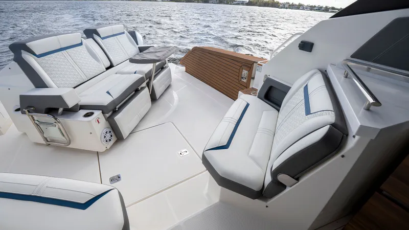 Slide: The Image of Tiara 43 LE 2021 - 18