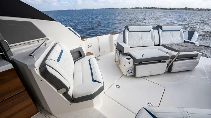 Slide: The Image of Tiara 43 LE 2021 - 19