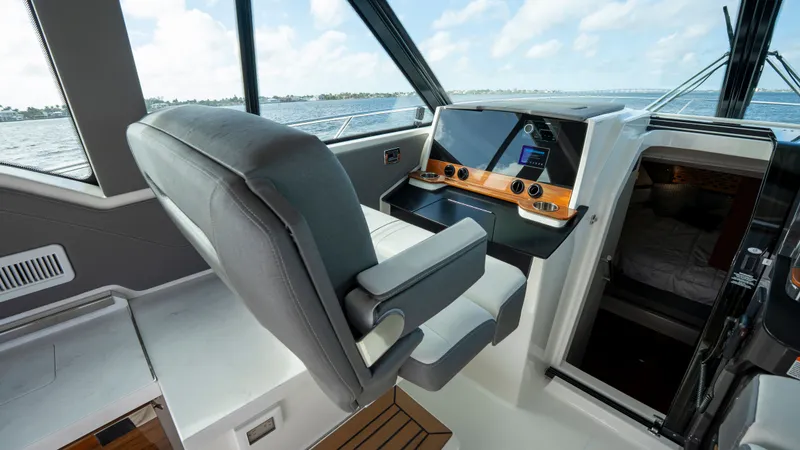 Slide: The Image of Tiara 43 LE 2021 - 24