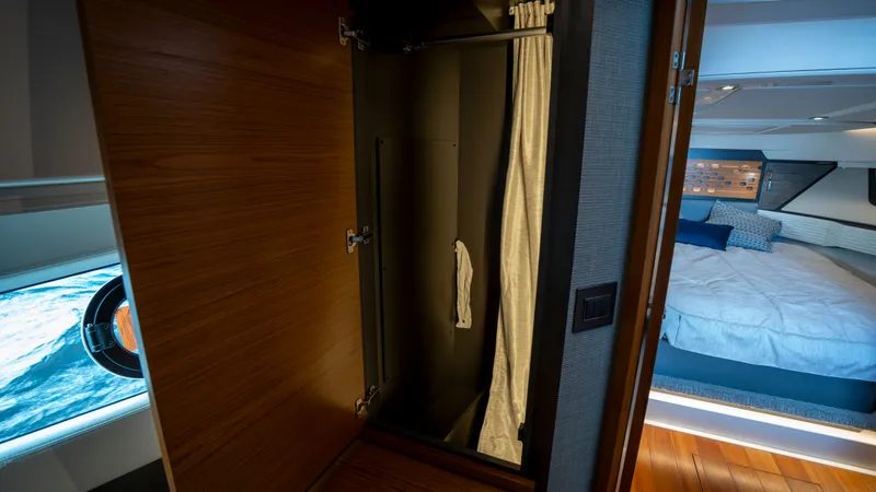 Slide: The Image of Tiara 43 LE 2021 - 27