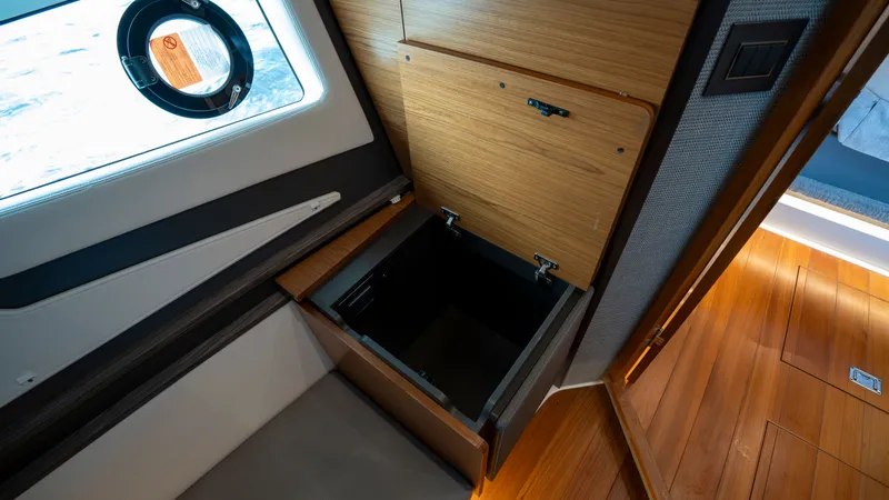 Slide: The Image of Tiara 43 LE 2021 - 28