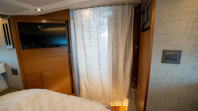 Slide: The Image of Tiara 43 LE 2021 - 29