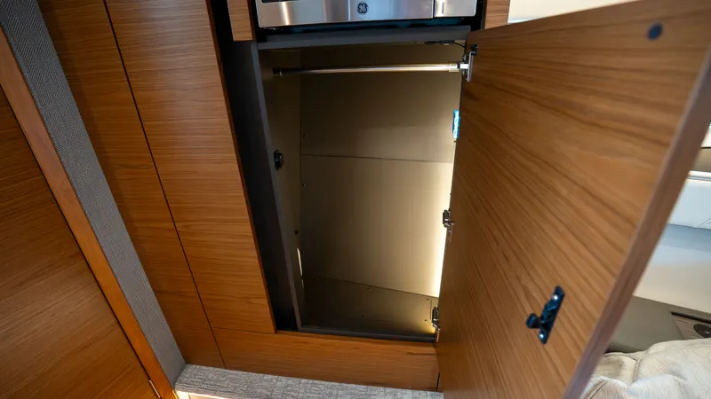 Slide: The Image of Tiara 43 LE 2021 - 30