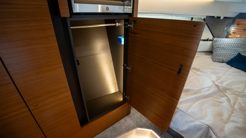 Slide: The Image of Tiara 43 LE 2021 - 33