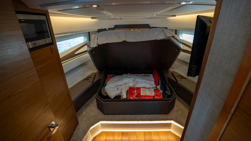 Slide: The Image of Tiara 43 LE 2021 - 34