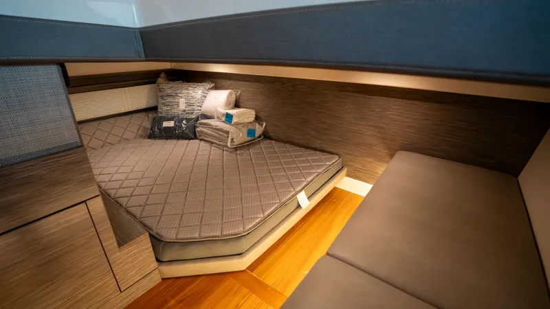 Slide: The Image of Tiara 43 LE 2021 - 4