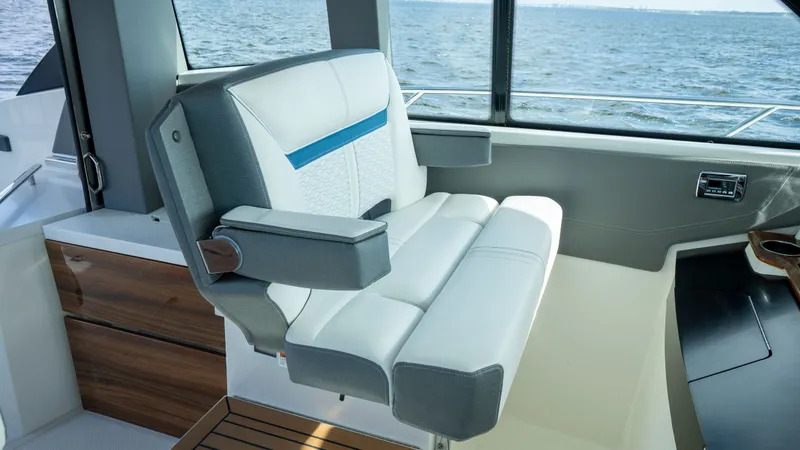 Slide: The Image of Tiara 43 LE 2021 - 45