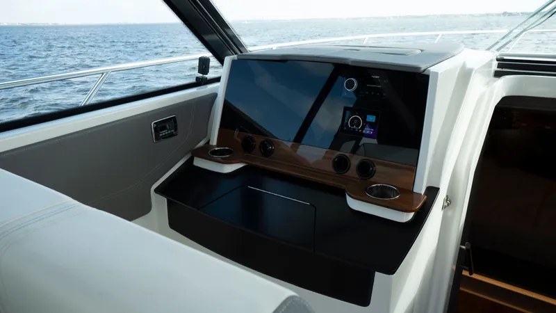 Slide: The Image of Tiara 43 LE 2021 - 51