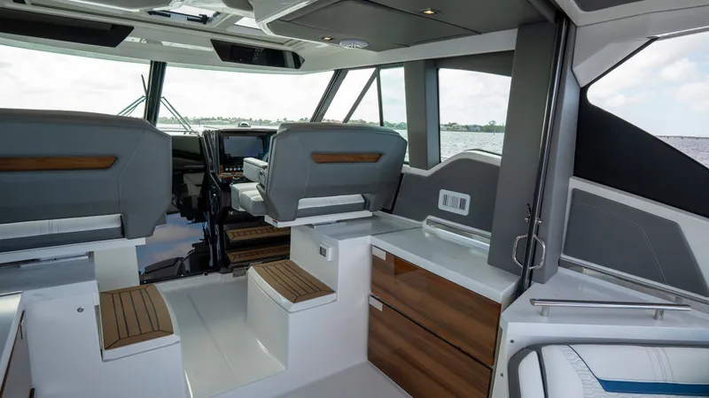 Slide: The Image of Tiara 43 LE 2021 - 57