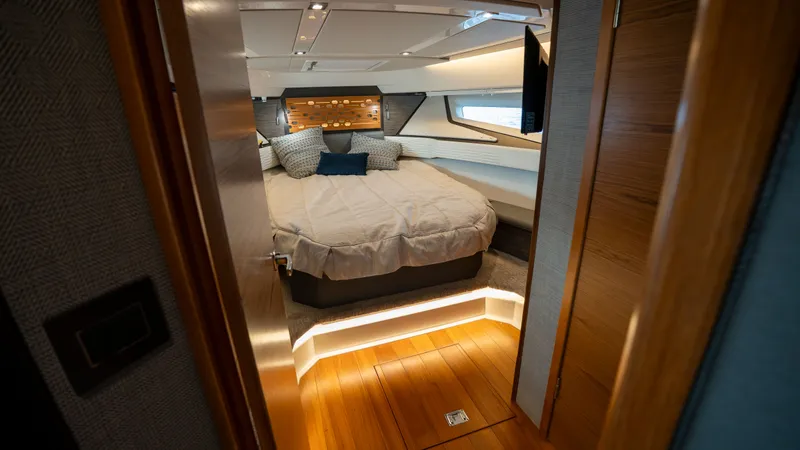 Slide: The Image of Tiara 43 LE 2021 - 6