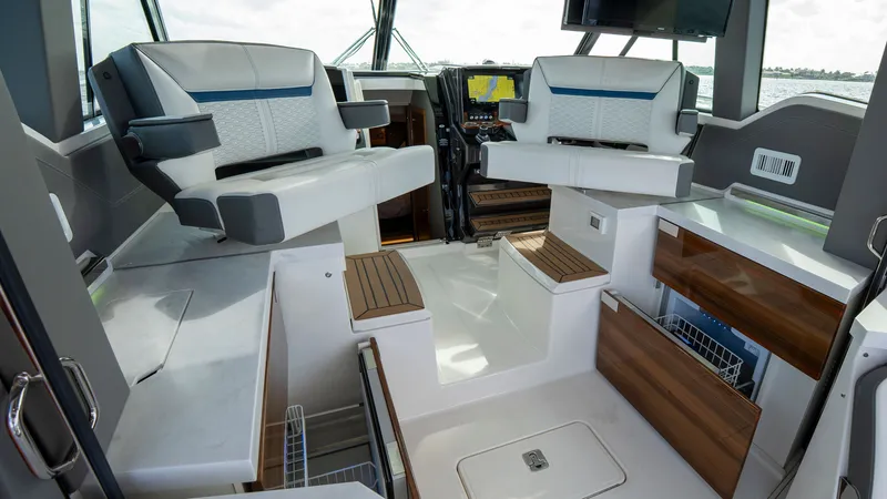 Slide: The Image of Tiara 43 LE 2021 - 61