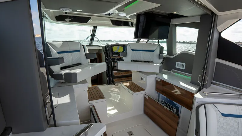 Slide: The Image of Tiara 43 LE 2021 - 65