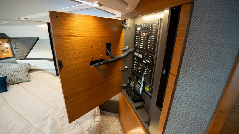 Slide: The Image of Tiara 43 LE 2021 - 8