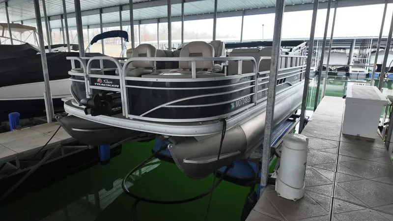 Slide: The Image of Sun Tracker Fishing Barge 22 2022 - 3