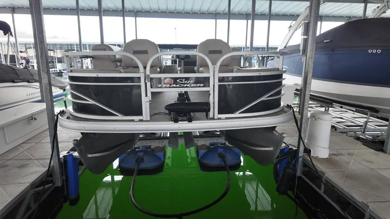 Slide: The Image of Sun Tracker Fishing Barge 22 2022 - 5