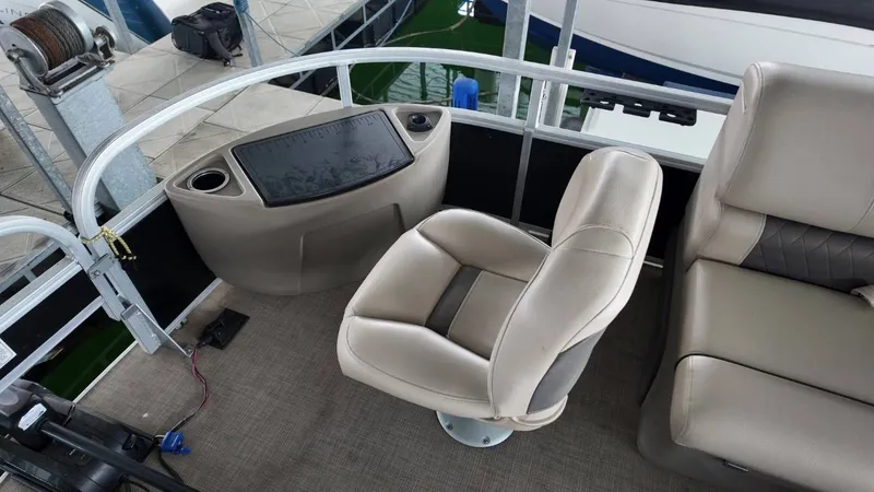 Slide: The Image of Sun Tracker Fishing Barge 22 2022 - 8