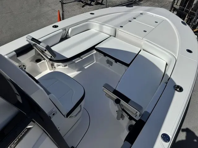 Slide: The Image of Robalo 246 Cayman 2026 - 10