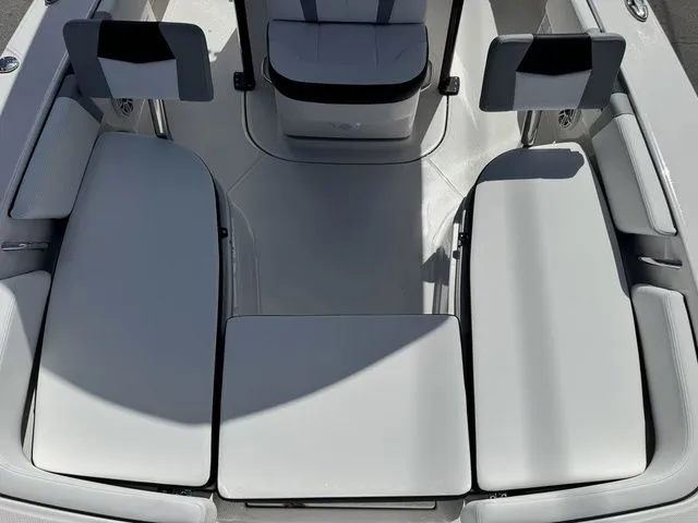 Slide: The Image of Robalo 246 Cayman 2026 - 16