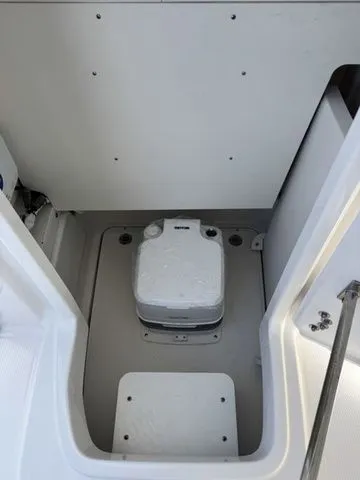 Slide: The Image of Robalo 246 Cayman 2026 - 18