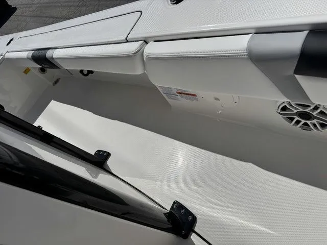 Slide: The Image of Robalo 246 Cayman 2026 - 20