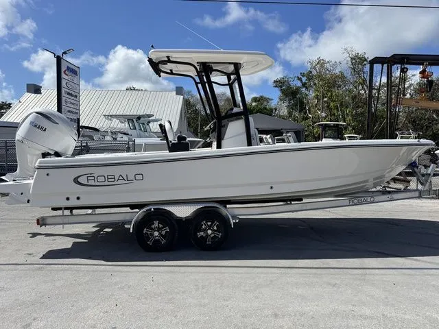 Slide: The Image of Robalo 246 Cayman 2026 - 5