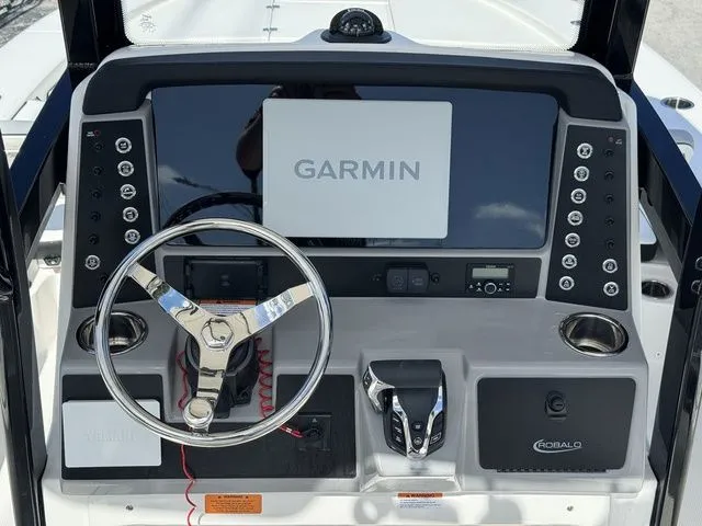 Slide: The Image of Robalo 246 Cayman 2026 - 9