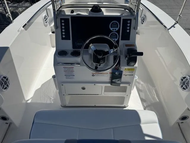 Slide: The Image of Robalo R200 Center Console 2026 - 10