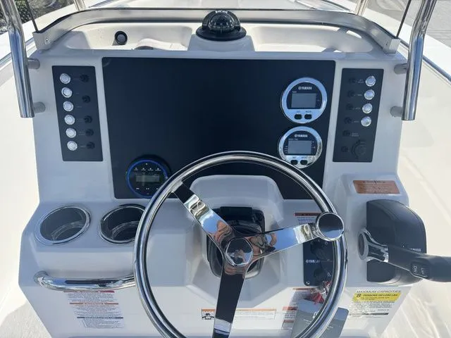 Slide: The Image of Robalo R200 Center Console 2026 - 11