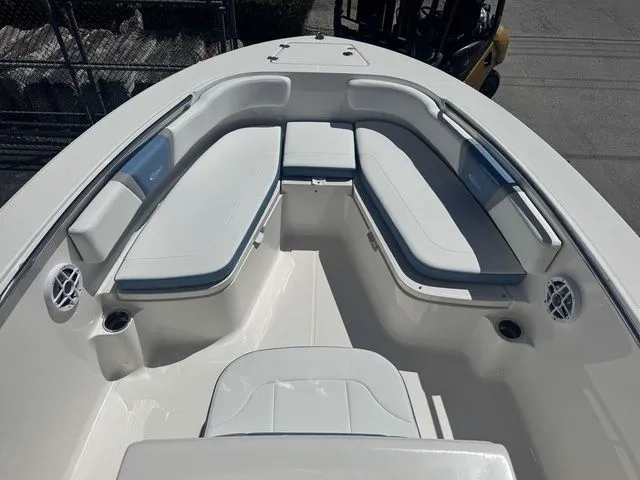 Slide: The Image of Robalo R200 Center Console 2026 - 12