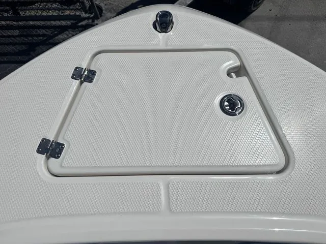 Slide: The Image of Robalo R200 Center Console 2026 - 14