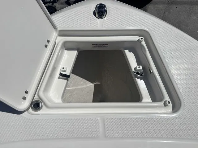 Slide: The Image of Robalo R200 Center Console 2026 - 15