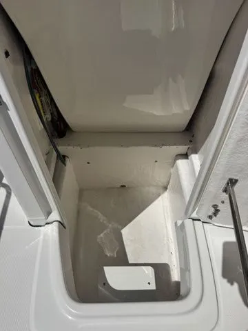 Slide: The Image of Robalo R200 Center Console 2026 - 19