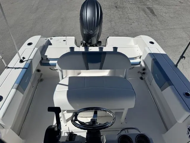 Slide: The Image of Robalo R200 Center Console 2026 - 20