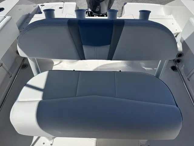 Slide: The Image of Robalo R200 Center Console 2026 - 21