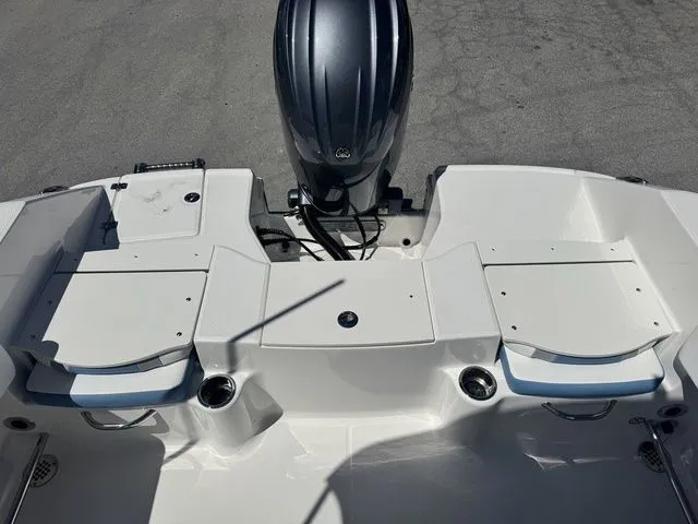 Slide: The Image of Robalo R200 Center Console 2026 - 22