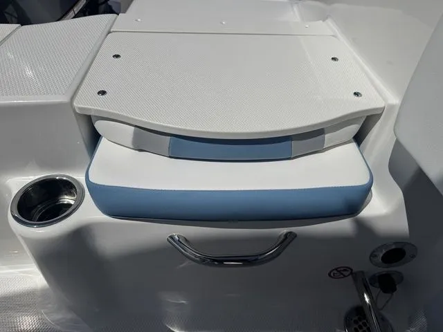 Slide: The Image of Robalo R200 Center Console 2026 - 23