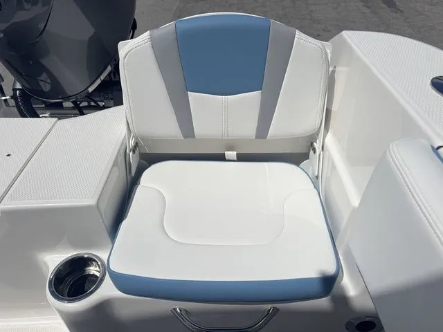 Slide: The Image of Robalo R200 Center Console 2026 - 24