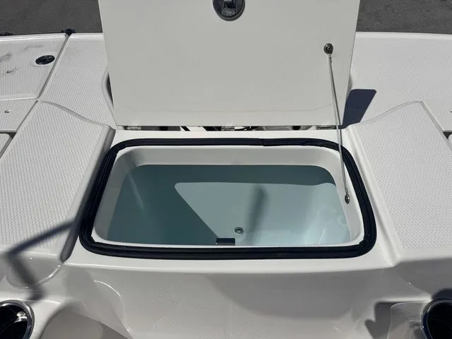 Slide: The Image of Robalo R200 Center Console 2026 - 25