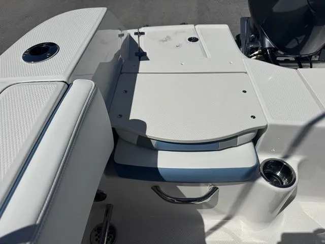 Slide: The Image of Robalo R200 Center Console 2026 - 27