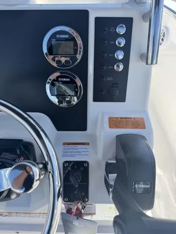 Slide: The Image of Robalo R200 Center Console 2026 - 28