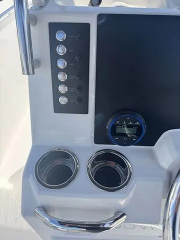 Slide: The Image of Robalo R200 Center Console 2026 - 29