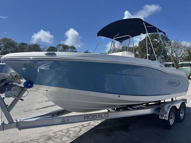 Slide: The Image of Robalo R200 Center Console 2026 - 3