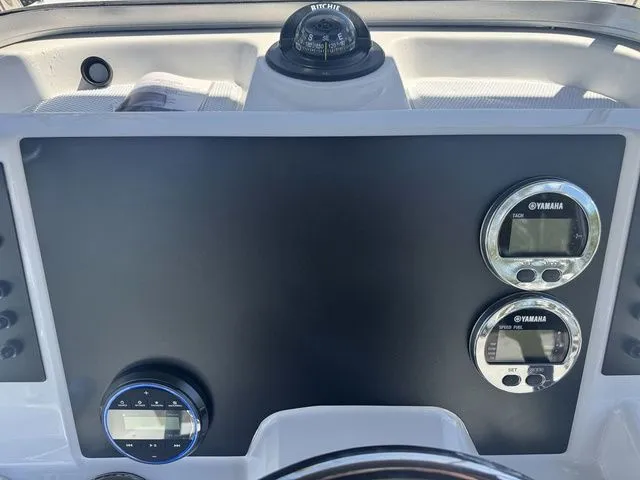 Slide: The Image of Robalo R200 Center Console 2026 - 30