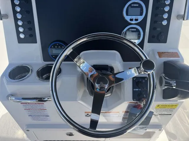 Slide: The Image of Robalo R200 Center Console 2026 - 31